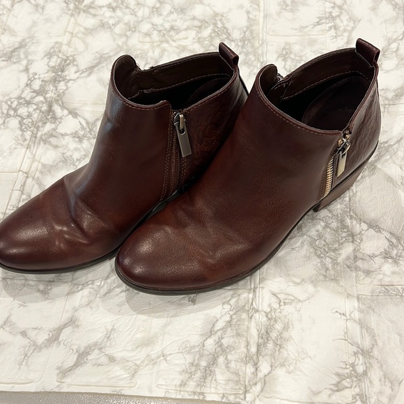 Xappeal Cognac Faux Leather Ankle Booties w/ Tooled Floral Design ~ Size 7.5 - Picture 1 of 7